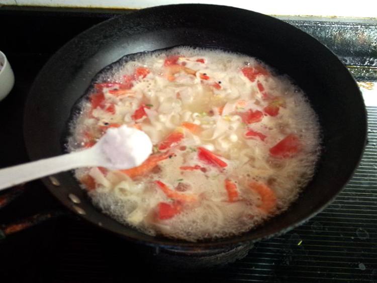 番茄鲜虾馄饨皮面汤步骤9