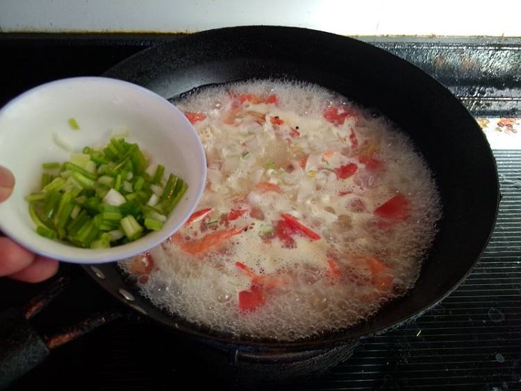 番茄鲜虾馄饨皮面汤步骤10