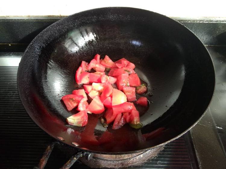 番茄鲜虾馄饨皮面汤步骤5