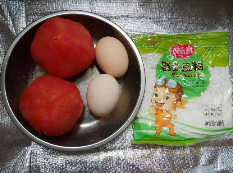 番茄鸡蛋土豆粉步骤1