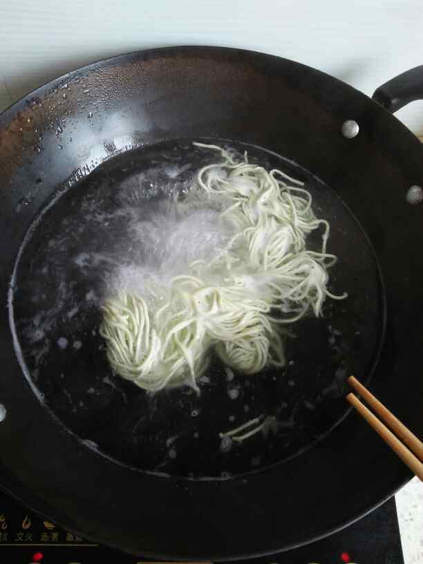 葱香番茄菠菜面步骤2