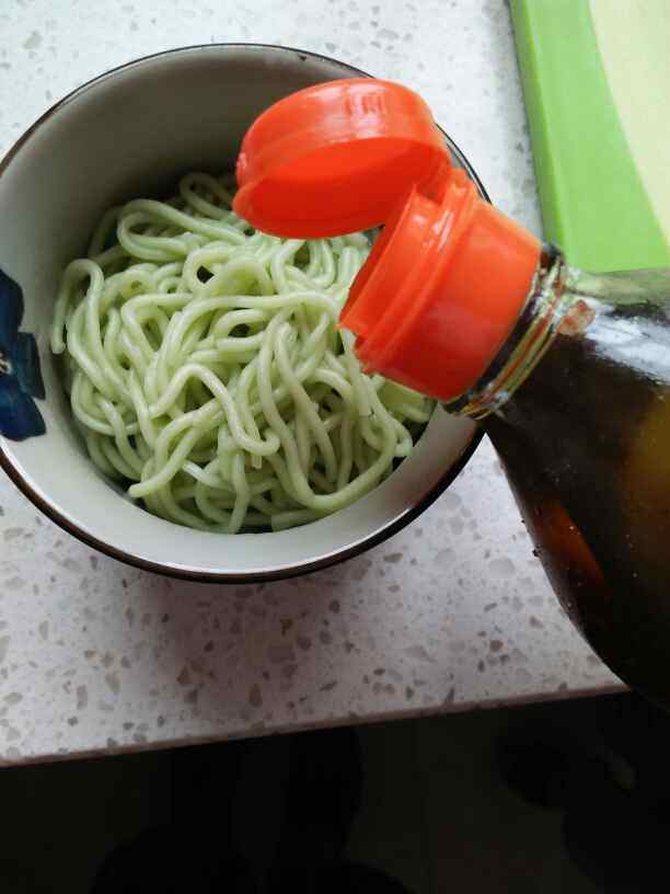 葱香番茄菠菜面步骤3