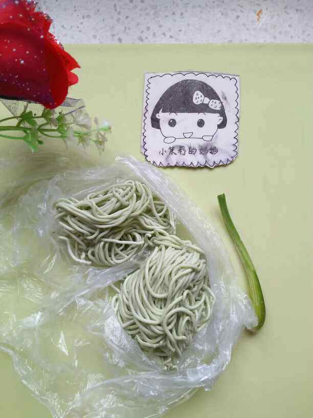 葱香番茄菠菜面步骤1