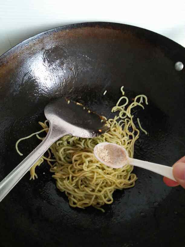 葱香番茄菠菜面步骤8