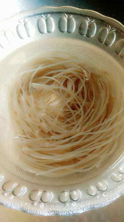 娃娃菜粉条丸子汤步骤1