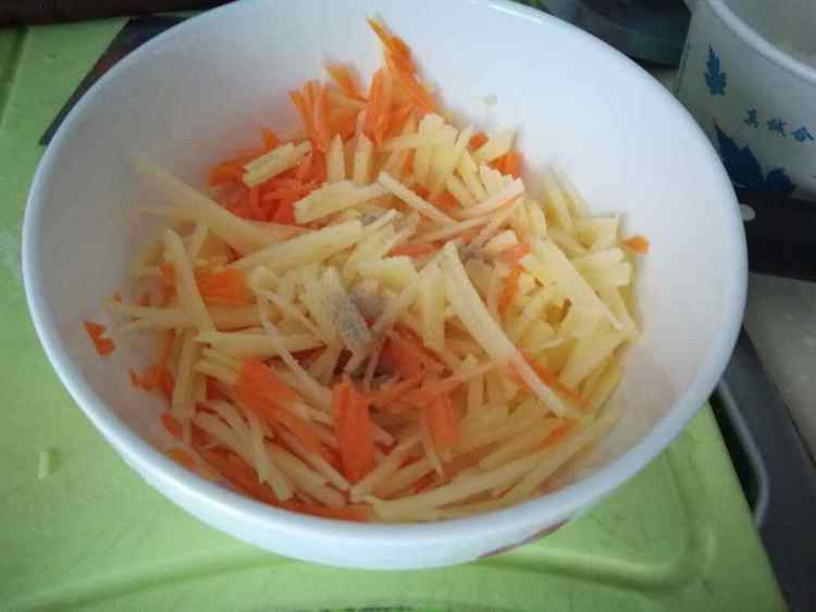 胡萝卜土豆煎饼步骤2