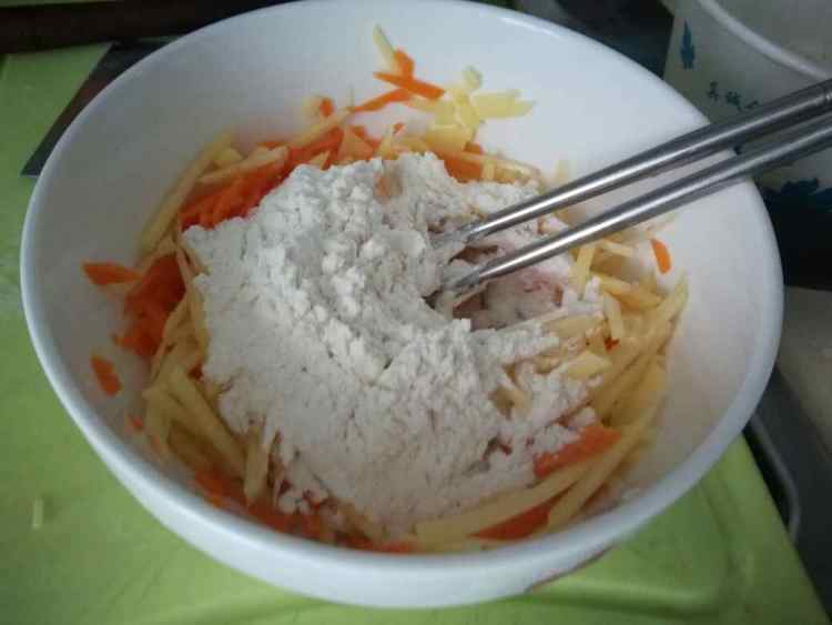 胡萝卜土豆煎饼步骤3