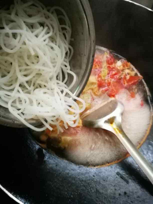 西红柿桂林米粉汤步骤5