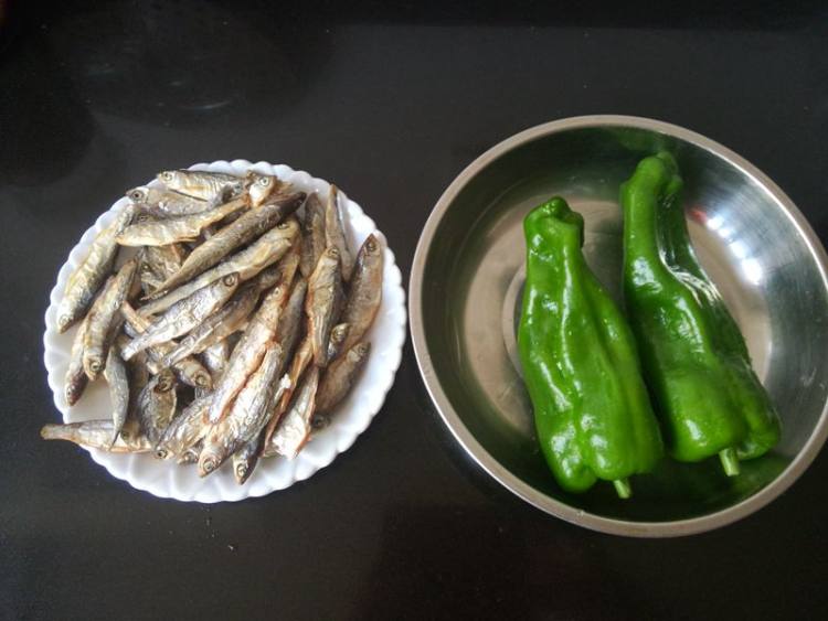 青椒炒小河鱼干步骤1