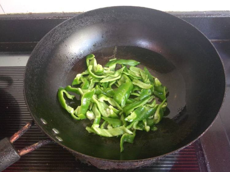 青椒炒小河鱼干步骤4