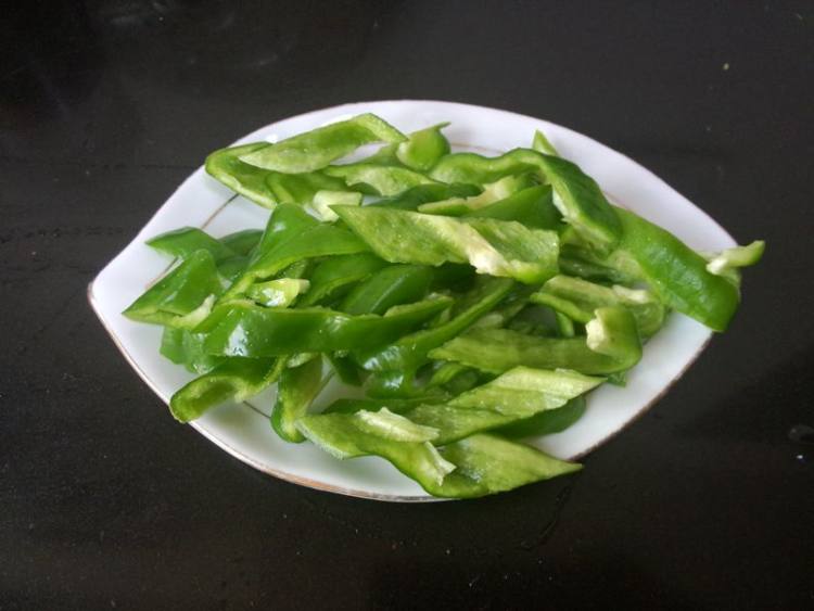 青椒炒小河鱼干步骤3