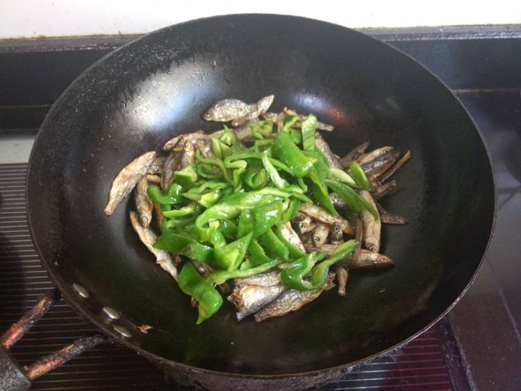 青椒炒小河鱼干步骤7