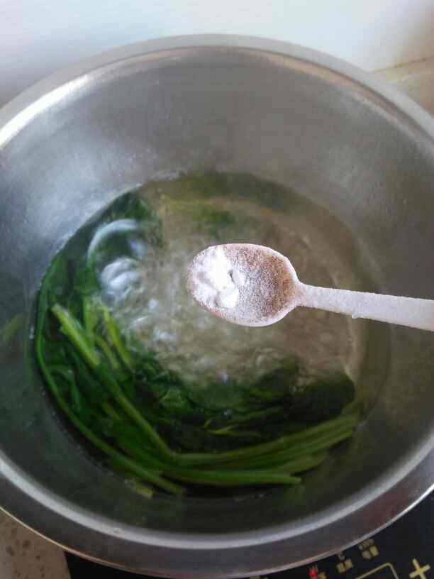 西红柿鸡蛋菠菜面条步骤1