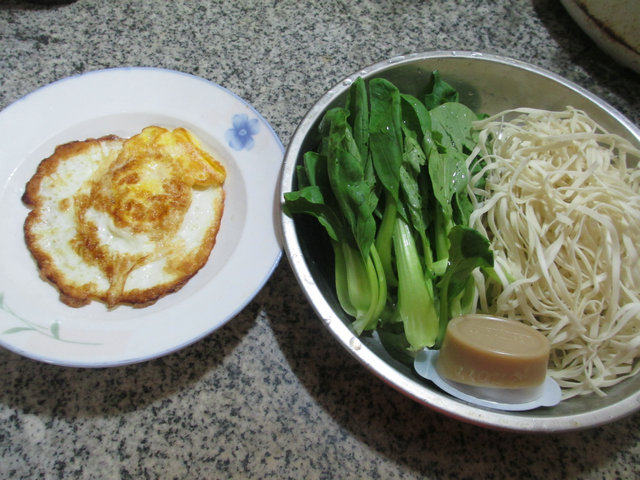 鸡蛋鸡毛菜汤面步骤1