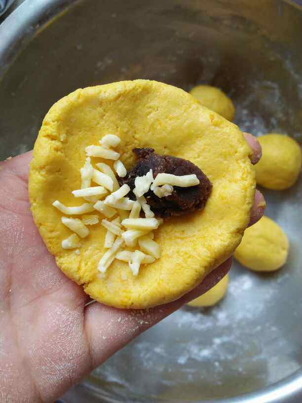 南瓜豆沙拉丝饼步骤6