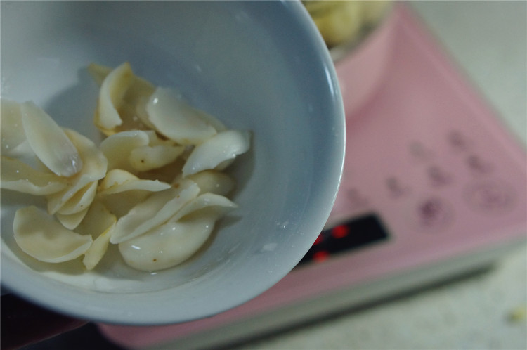 鸡蛋银耳莲子糖水步骤5