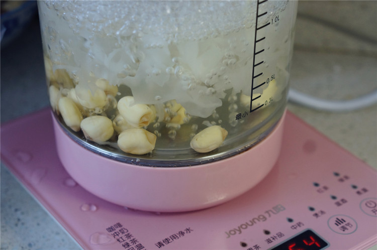 鸡蛋银耳莲子糖水步骤4