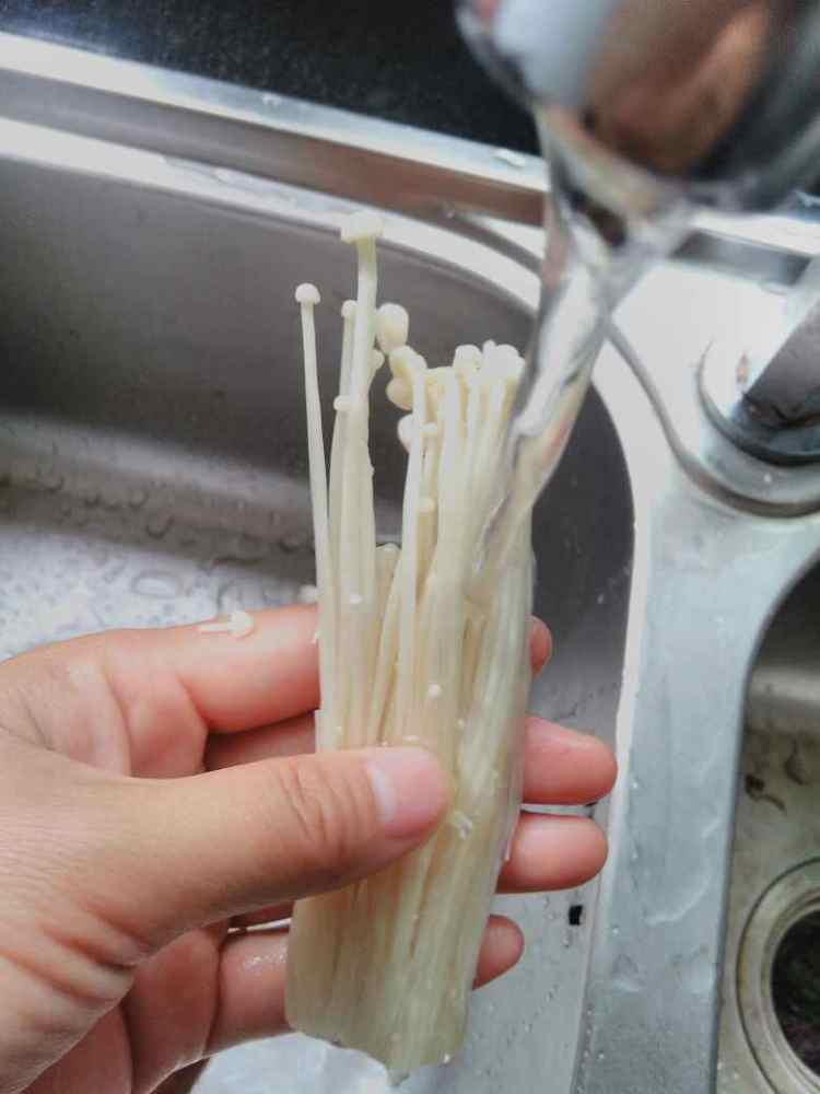 油炸金针菇步骤3
