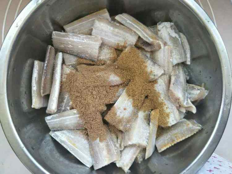 烙饼卷带鱼步骤1