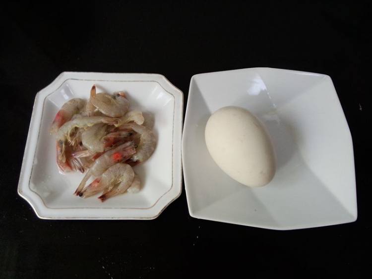 虾仁蒸鹅蛋步骤1