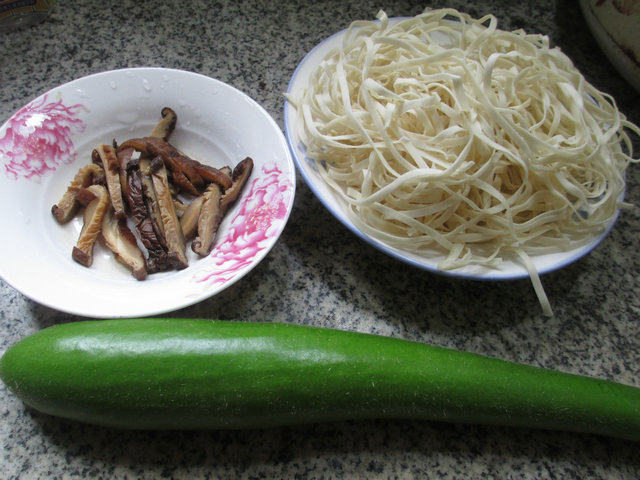 香菇夜开花汤面步骤1
