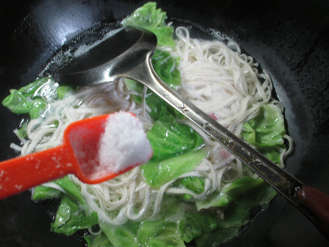 咸肉包心菜汤面步骤4