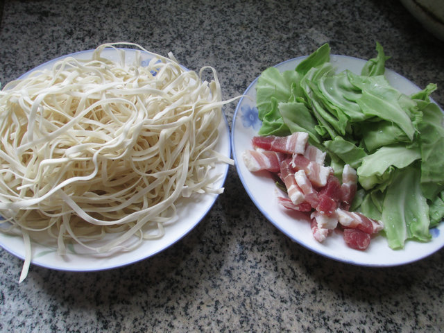 咸肉包心菜汤面步骤1