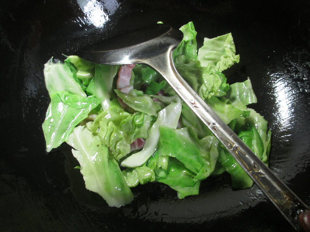 咸肉包心菜汤面步骤2