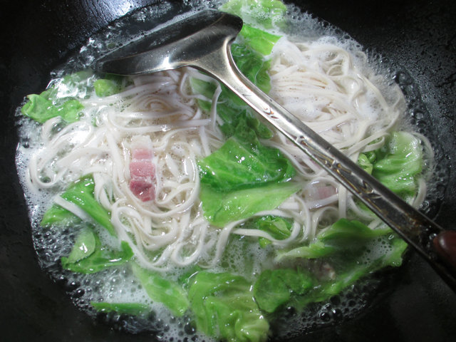 咸肉包心菜汤面步骤3