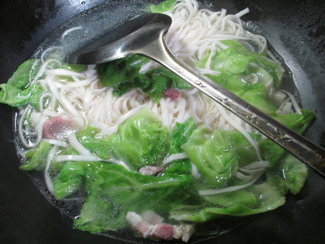 咸肉包心菜汤面步骤6