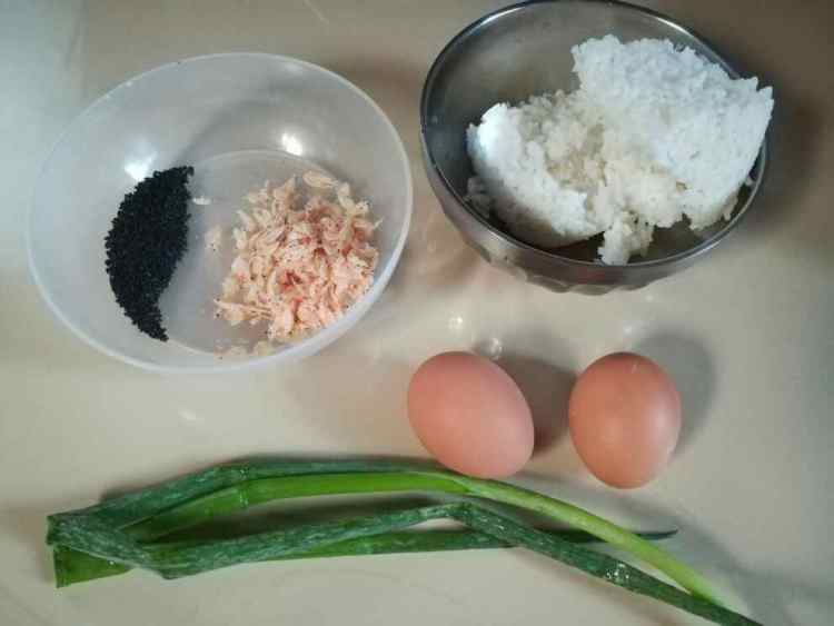 虾米芝麻米饼步骤1