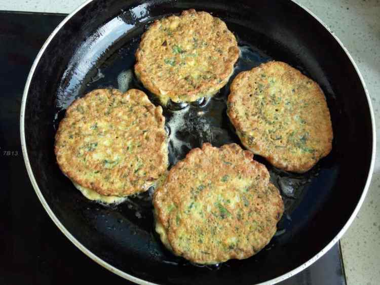菠菜胡萝卜虾皮双蛋饼步骤8