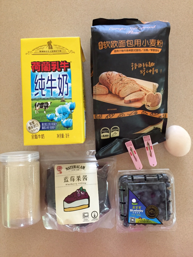 爆浆蓝莓面包步骤1