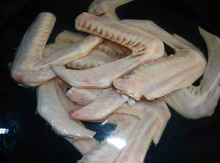 吮指酱香鸭翅步骤2