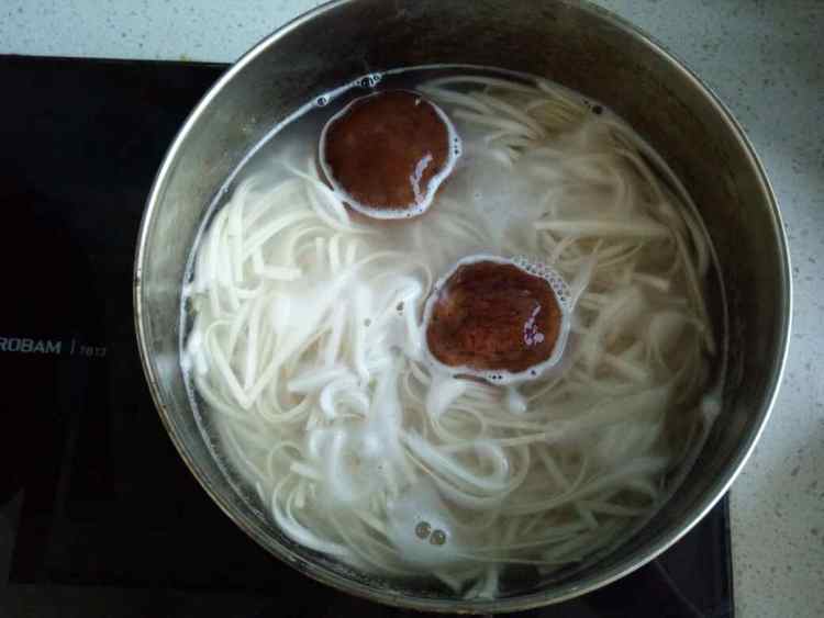 西红柿鸡蛋菠菜烩挂面步骤3
