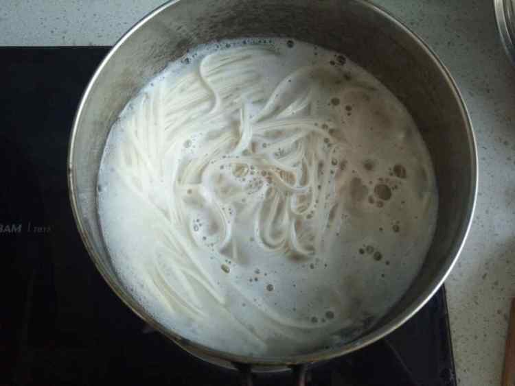 西红柿鸡蛋菠菜烩挂面步骤2