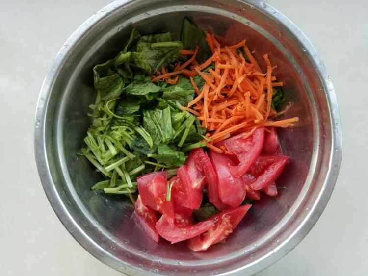 西红柿鸡蛋菠菜烩挂面步骤1