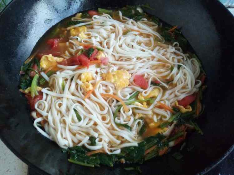西红柿鸡蛋菠菜烩挂面步骤9