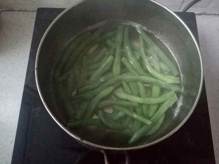 豆角肉末打卤面步骤1