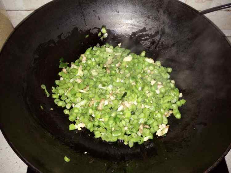 豆角肉末打卤面步骤6