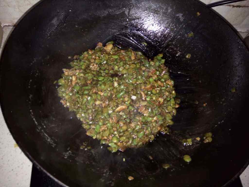 豆角肉末打卤面步骤8