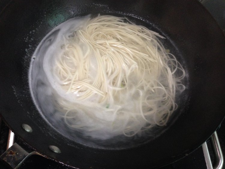 紫甘蓝榨菜丝拌面步骤8