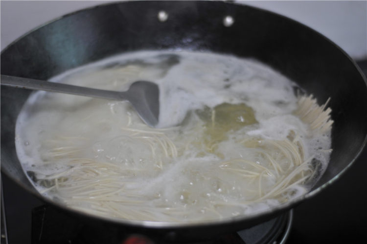 小尖角牛肉面步骤2