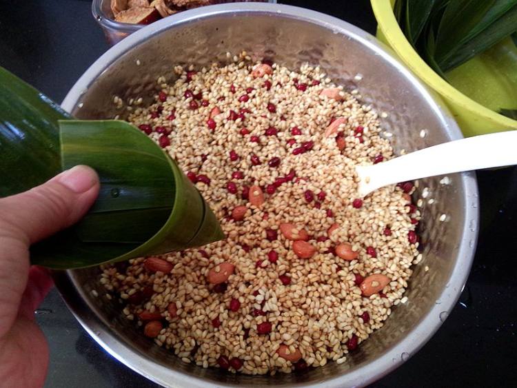 花生赤豆鲜肉粽步骤5