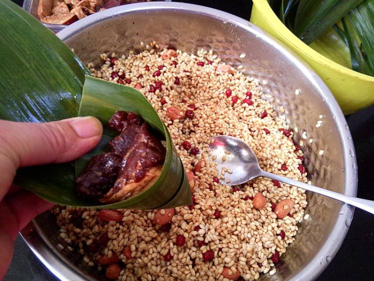 花生赤豆鲜肉粽步骤6