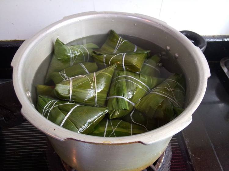 花生赤豆鲜肉粽步骤11