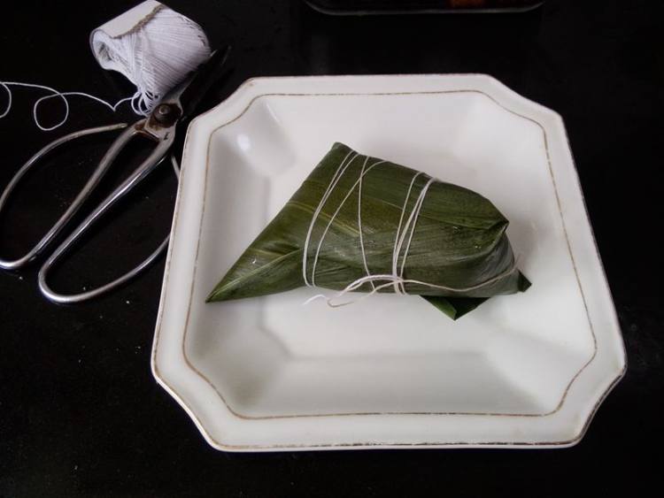 花生赤豆鲜肉粽步骤9