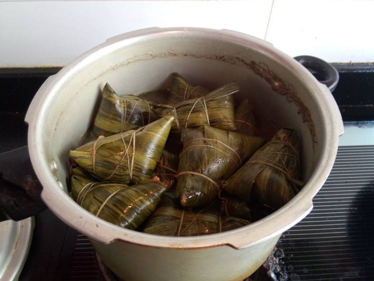 花生赤豆鲜肉粽步骤12