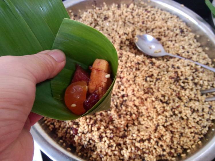 血糯米咸蛋黄鲜肉粽步骤12