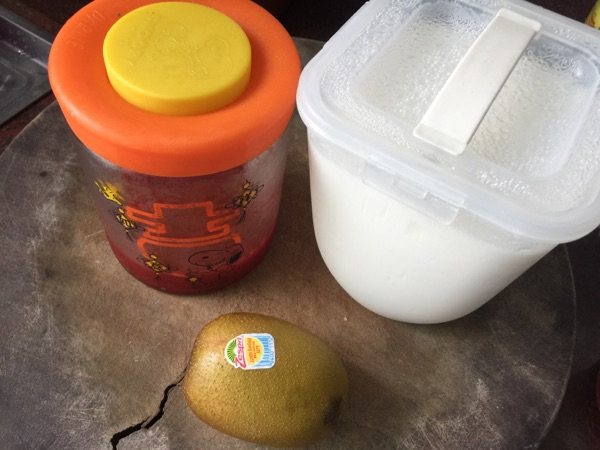 奇异果草莓果酱酸奶冰步骤3